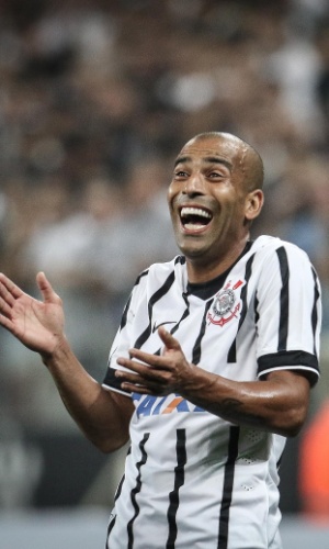 Emerson Sheik sorri durante jogo do Corinthians contra o Once Caldas na Libertadores