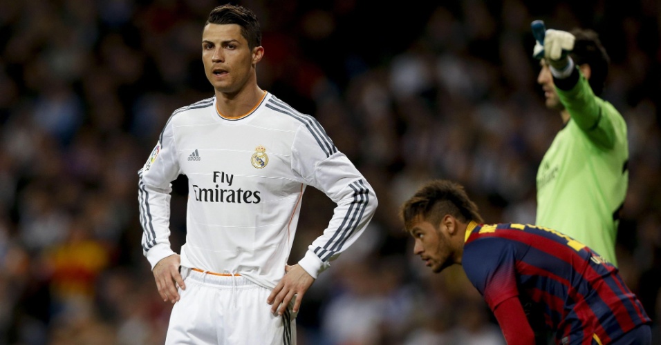 Cristiano Ronaldo e Neymar descansam durante um clássico entre Real Madrid e Barcelona, pelo Campeonato Espanhol