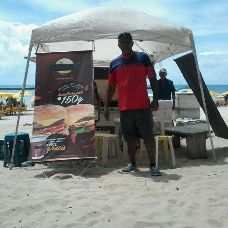 César em sua barraca de lanches, na praia do Francês, em Maceió