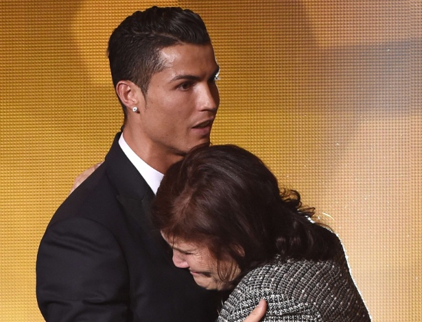 Mãe de Cristiano Ronaldo torce pelo United, caso filho decida sair do Real Madrid - AFP PHOTO / OLIVIER MORIN