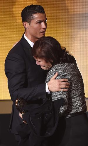 Cristiano Ronaldo abraça sua mãe após ser eleito o melhor jogador do mundo de 2014