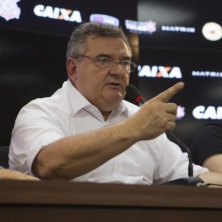 Mário Gobbi, presidente do Corinthians, concede entrevista coletiva exaltado no CT Joaquim Grava