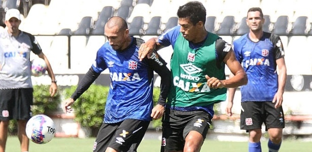 Guiñazu (e) treinou normalmente com bola na atividade deste sábado, em São Januario - Marcelo Sadio/Divulgação/Vasco