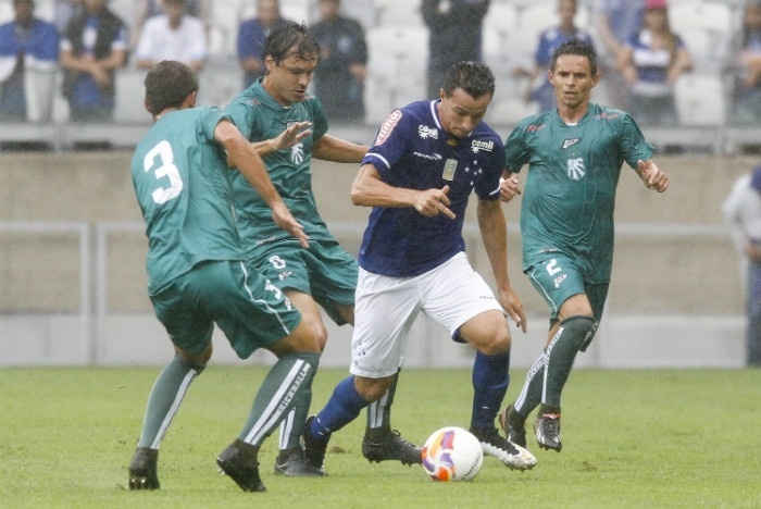 Leandro Damião tenta se livrar da marcação no duelo Cruzeiro x Caldense