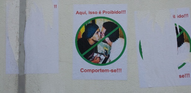 Torcida do Palmeiras cola cartaz com selinho de Sheik na entrada da torcida visitante - Vinicius Segalla/UOL
