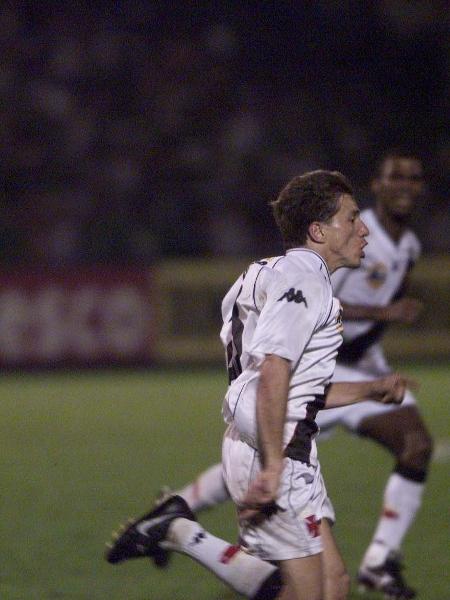 Juninho Paulista comemora o seu gol marcado contra o Palmeiras, na final da Copa Mercosul de 2000 - Evelson de Freitas / Folha Imagem