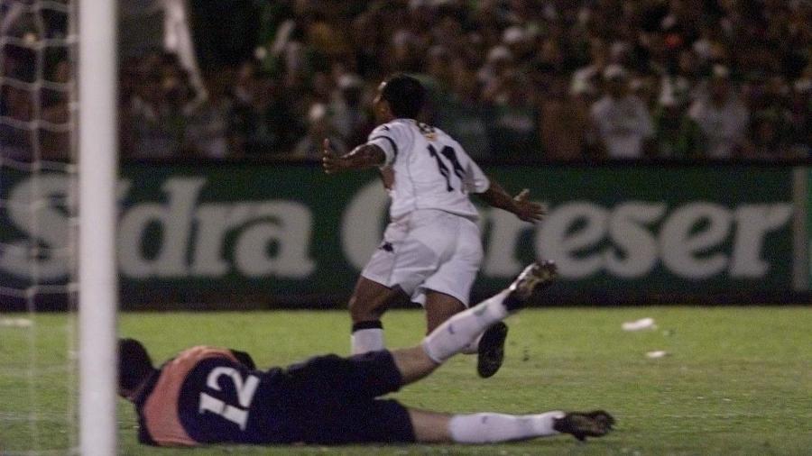 Romário sai para o abraço após fazer gol para o Vasco, contra o Palmeiras na final da Copa Mercosul de 2000 - Evelson de Freitas / Folha Imagem