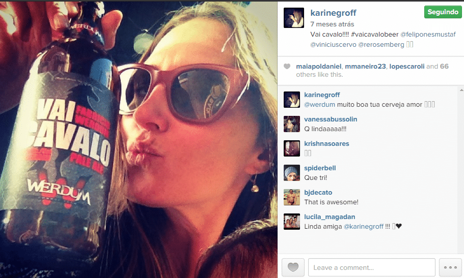Karine posa com a cerveja feita especialmente para Werdum, que leva o apelido de Vai Cavalo consigo  - Reprodução/Instagram