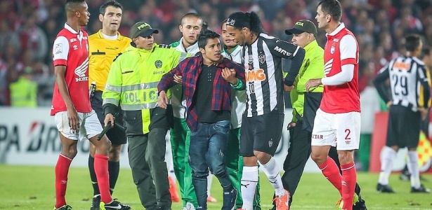 Na Colômbia, torcedor invadiu o campo para dar um abraço em Ronaldinho - Bruno Cantini/Clube Atlético Mineiro