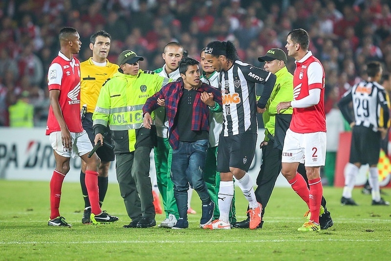 Na Colômbia, torcedor invadiu o campo para dar um abraço em Ronaldinho