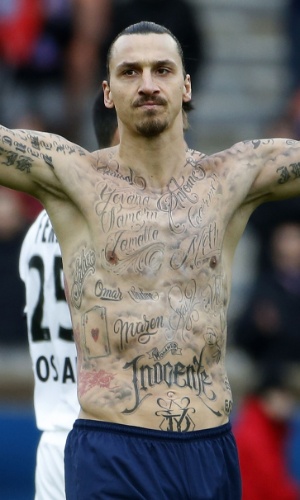 Após marcar gol contra o Caen no sábado (14/2), Ibrahimovic tirou a camisa para exibir as tatguagens