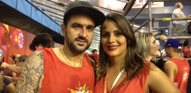 Danilo, do Corinthians, assiste aos desfiles de São Paulo com sua mulher - Luiza Oliveira/UOL