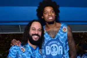 Lucas Bebe (d) beijou a cantora Ludmilla no final da madrugada desta terça-feira - Divulgação/Camarote da Boa