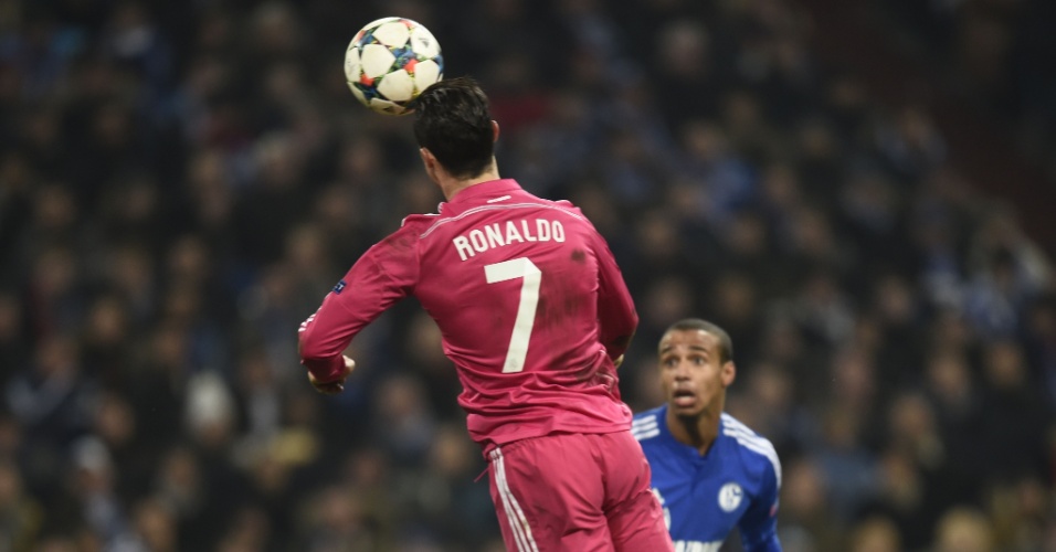 Cristiano Ronaldo cabeceia para marcar o primeiro gol do Real Madrid