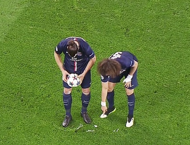 David Luiz apaga spray no gramado e improvisa nova marcação para cobrança de falta de Ibrahimovic - Reprodução