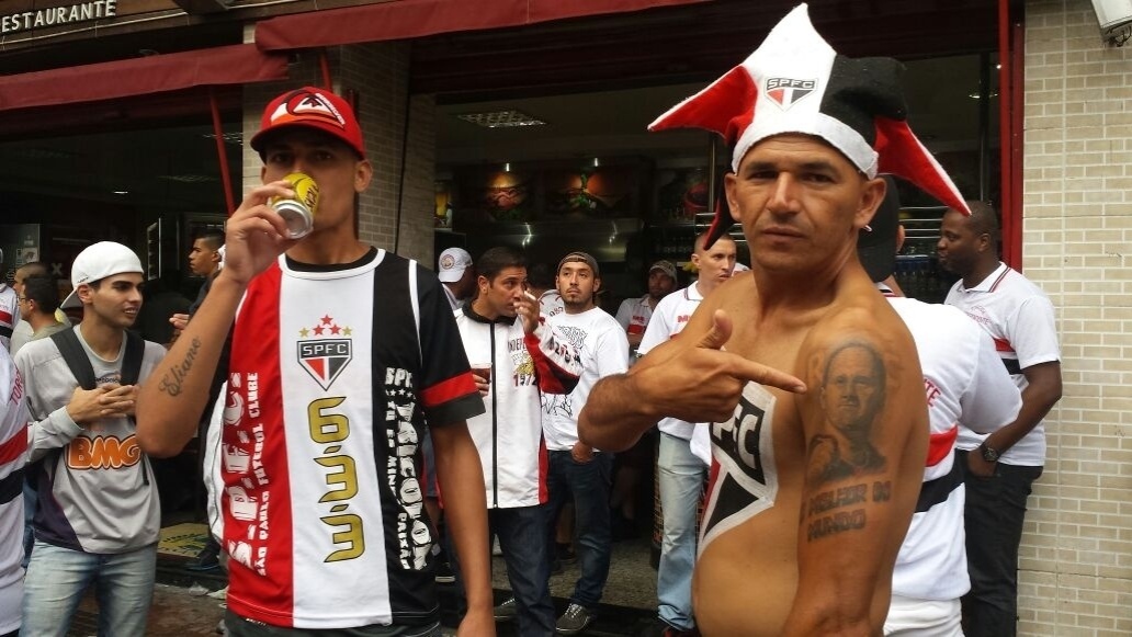 Dois torcedores do São Paulo em destaque. Um deles (dir.) com uma tatuagem de Rogério Ceni no braço. - Wagner Magalhães