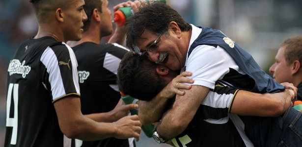 Meia Gegê comemora gol pelo Botafogo com René Simões; novo titular - Vitor Silva / SSPress