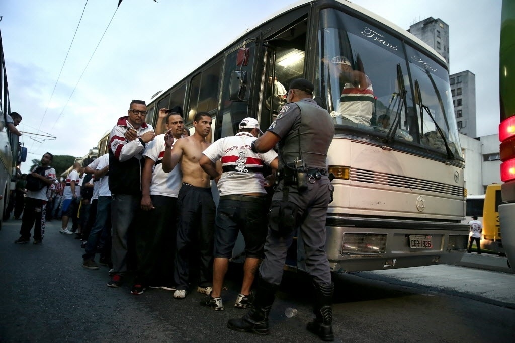 Polícia Militar revista torcida Tricolor no embarque rumo ao Itaquerão - Avener Prado/ Folhapress