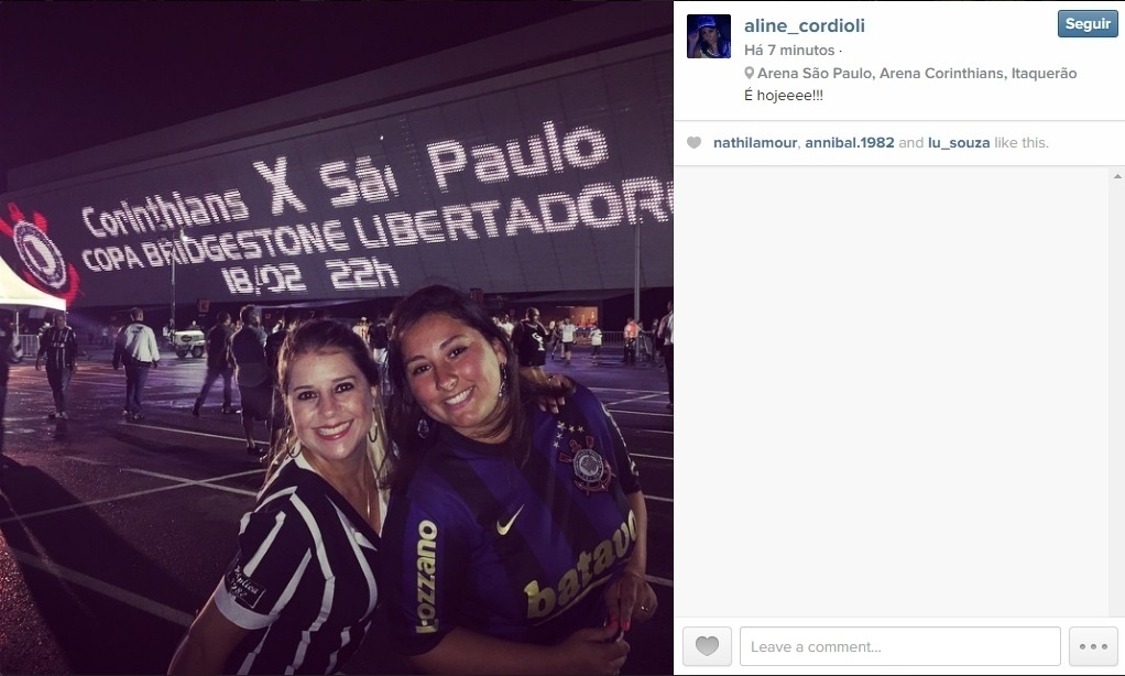 Torcedoras do Timão em frente ao telão que marca a arquitetura da Arena do Corinthians - Instagram/Reprodução