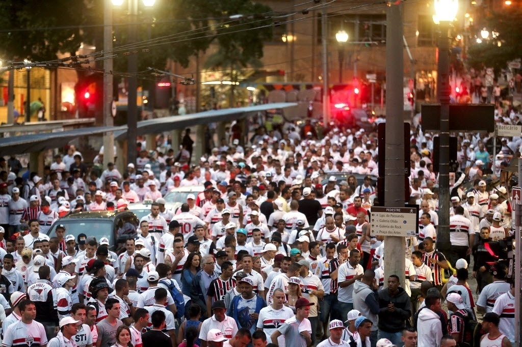 Torcedores do São Paulo lotam centro da capital antes do embarque em direção ao Itaquerão - Avener Prado/ Folhapress