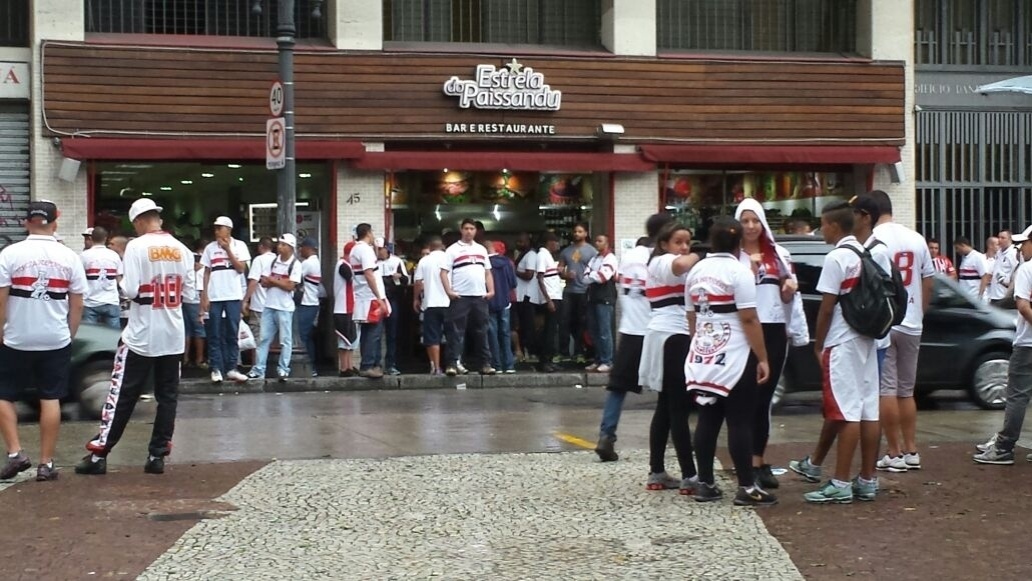 Torcedores do São Paulo se concentram no centro da capital para o jogo contra o Corinthians pela Libertadores - Wagner Magalhães