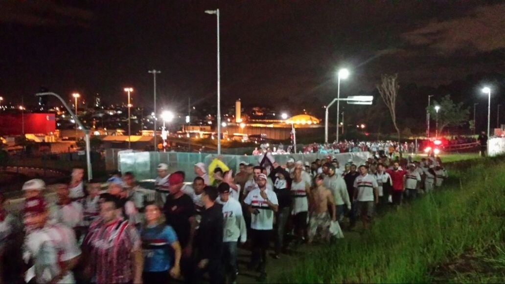 Torcida do São Paulo chega ao Itaquerão para jogo contra o Corinthians - Vágner Magalhães/UOL