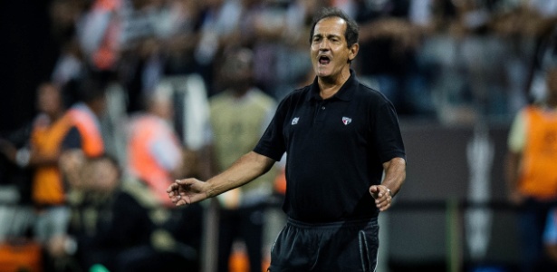 Muricy Ramalho, técnico do São Paulo, orienta sua equipe no clássico contra o Corinthians, no Itaquerão - Eduardo Anizelli/Folhapress