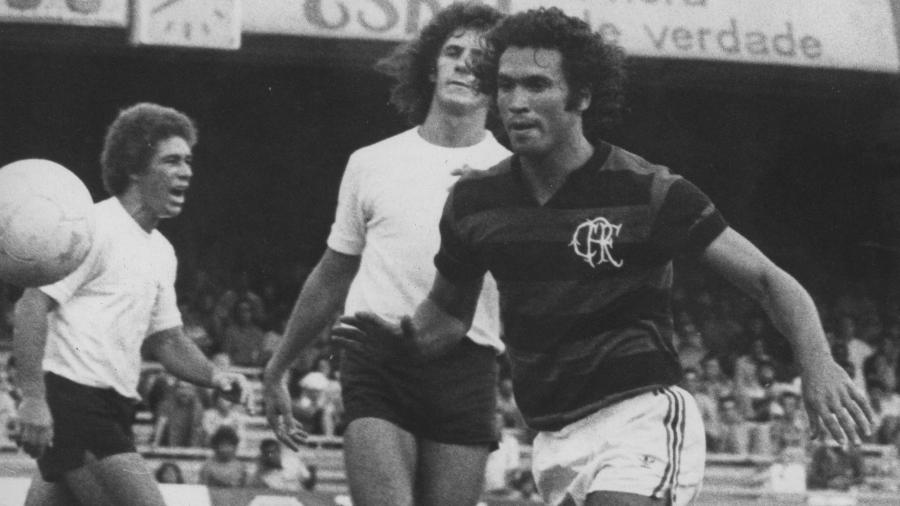 Rondinelli em ação pelo Flamengo em 1976. Ex-zagueiro se tornou o "Deus da Raça" - Folhapress