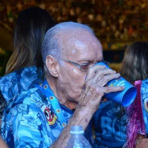 21.fev.2015 - Zagallo curte o desfile das campeães do Rio com a família - undefined