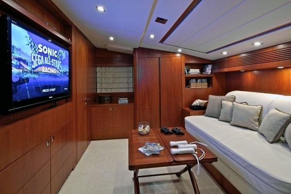 A diversão no iate de Abramovich continua com uma sala de videogames - Reprodução