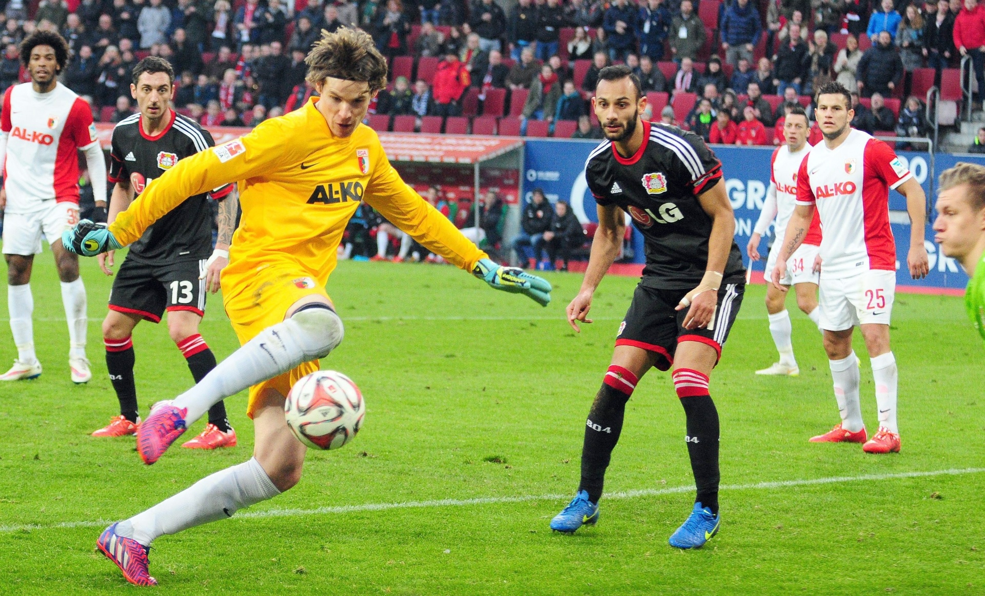 Goleiro Marwin Hitz, do Augsburg, faz gol no último lance da partida contra o Bayer Leverkusen, pelo Campeonato Alemão - EFE/EPA/CARMEN DAMMASCHKE-GERSTMAYR