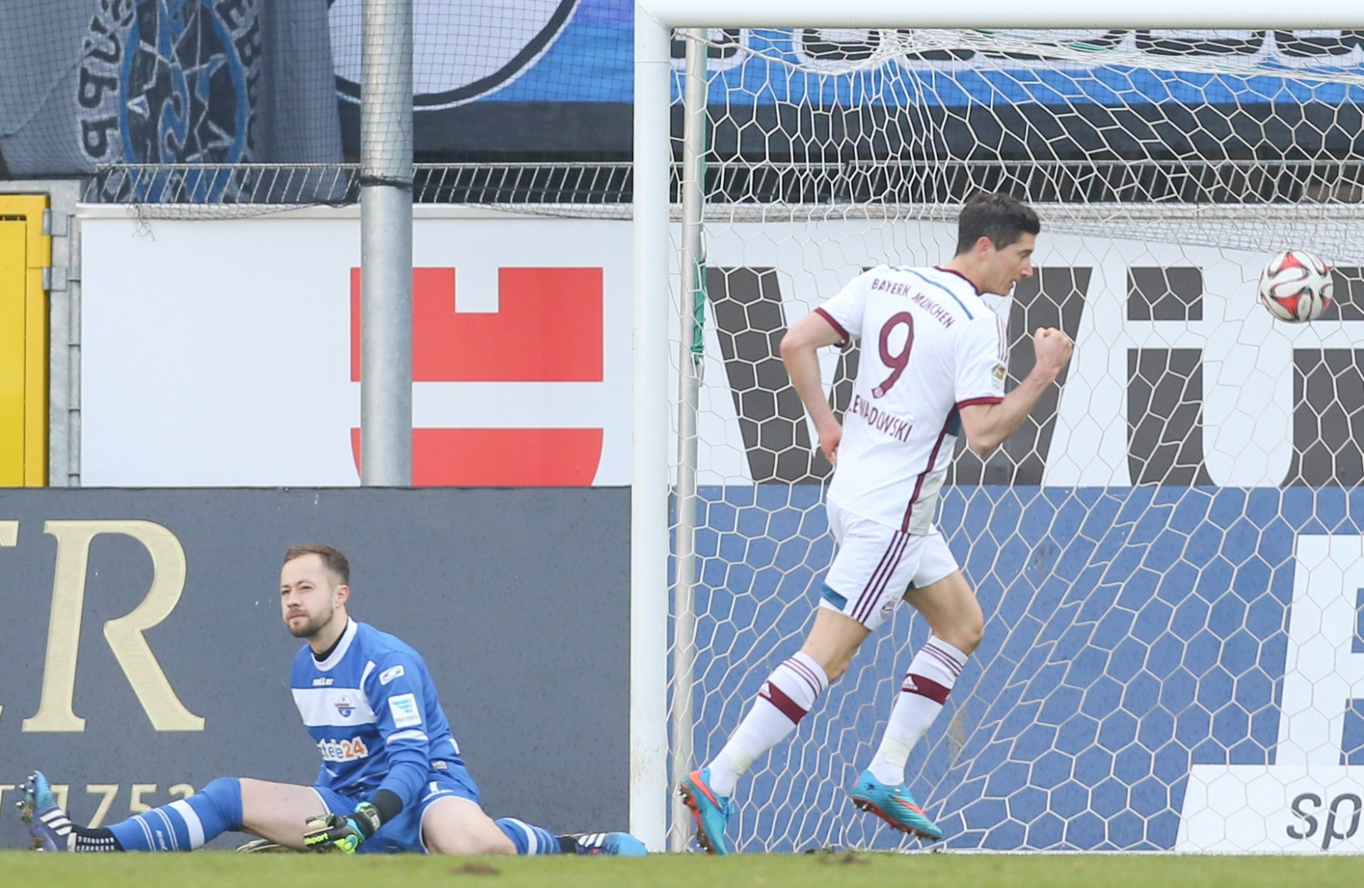 Lewandowski comemora um de seus dois gols na vitória do Bayern de Munique sobre o Padderborn - EFE/EPA/FRISO GENTSCH