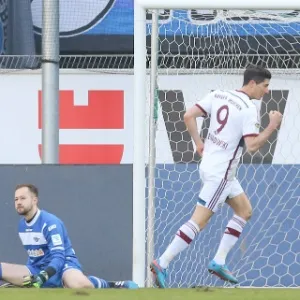 Lewandowski comemora um de seus dois gols na vitória do Bayern de Munique sobre o Padderborn - EFE/EPA/FRISO GENTSCH