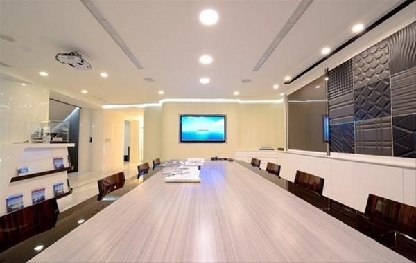 Mas o iate de Abramovich não é só diversão. Ele tem uma sala de reuniões e conferência - Reprodução