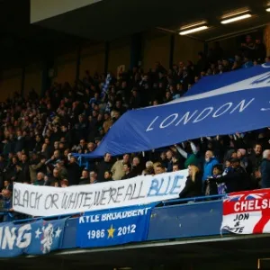 "Negro ou Branco, somos todos Azuis", diz faixa dos torcedores do Chelsea em Stamford Bridge - Reuters/Eddie Keogh