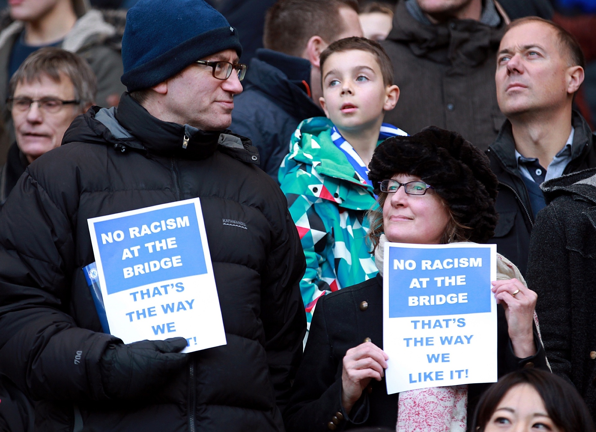 Torcedores do Chelsea manifestam apoio contra o racismo em jogo diante do Burnley. Na terça-feira, um torcedor negro do PSG foi impedido por torcedores ingleses de entrar em vagão no metrô de Paris - AFP PHOTO / SEAN DEMPSEY