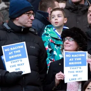 Torcedores do Chelsea manifestam apoio contra o racismo em jogo diante do Burnley. Na terça-feira, um torcedor negro do PSG foi impedido por torcedores ingleses de entrar em vagão no metrô de Paris - AFP PHOTO / SEAN DEMPSEY