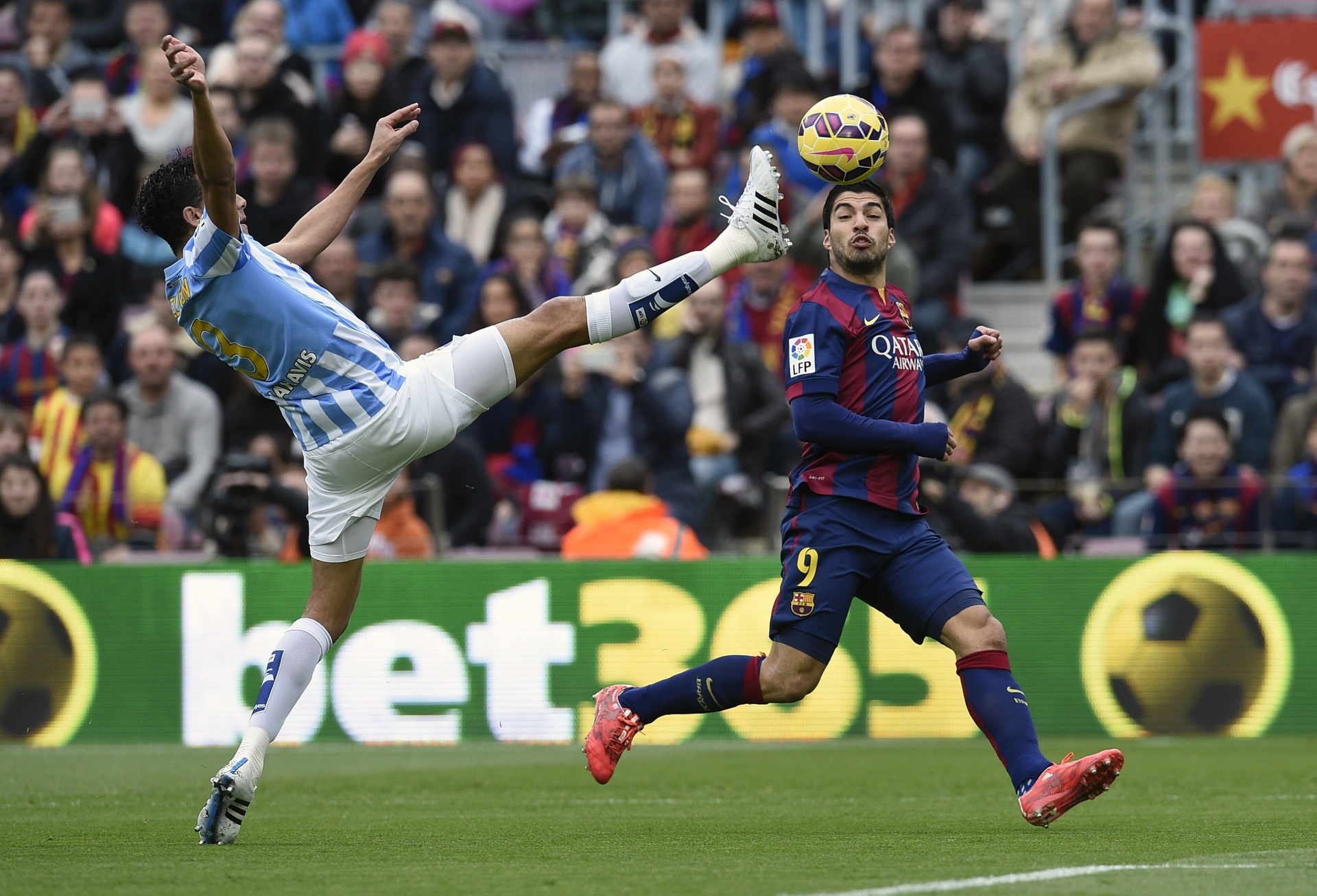 Zagueiro brasileiro Weligton faz o corte e assusta Luis Suárez - AFP PHOTO / LLUIS GENE