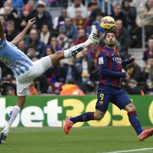Zagueiro brasileiro Weligton faz o corte e assusta Luis Suárez - AFP PHOTO / LLUIS GENE