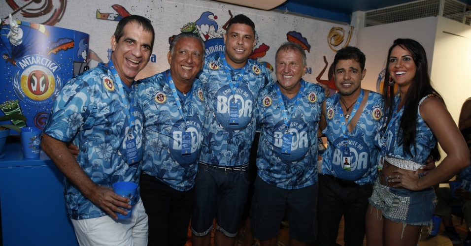 21.fev.2015 - Galvão Bueno posa para foto com Ronaldo, Zico, Durval Lelys e Zezé Di Camargo