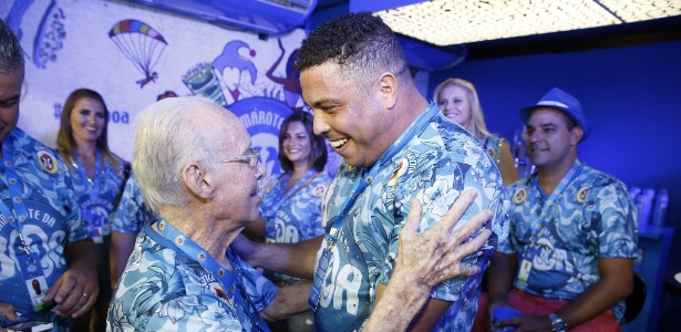 Zagallo abraça Ronaldo durante desfile das campeãs do Rio de Janeiro - Divulgação/Camarote da Boa