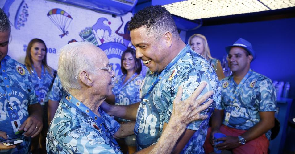 22.fev.2015 - Zagallo abraça Ronaldo durante desfile das campeãs do Rio