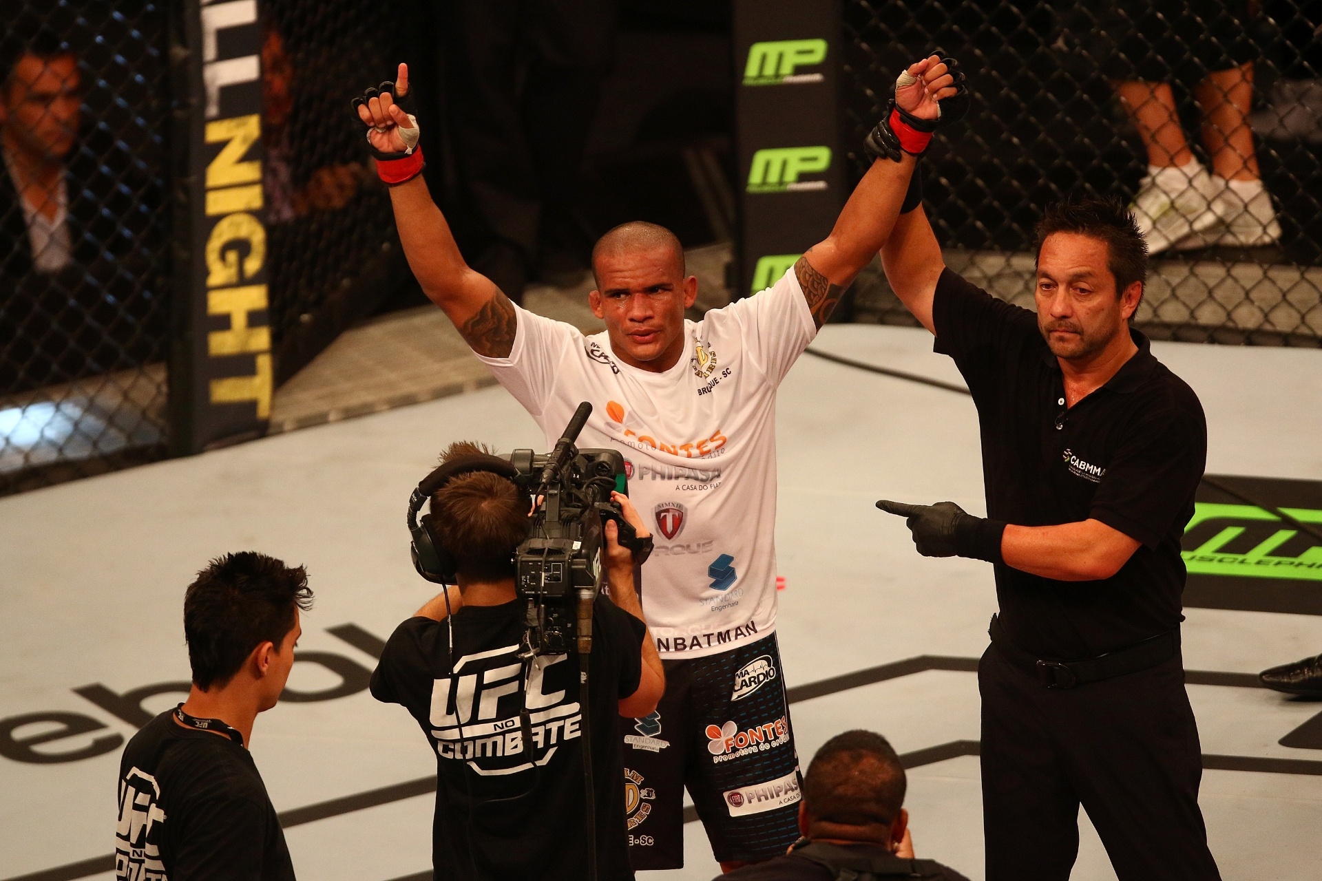 Ivan Batman comemore a vitória no UFC Porto Alegre, abrindo o card com triunfo verde-amarelo - Lucas Uebel/inovafoto 22/02/2015