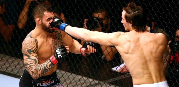 Santiago Ponzinibbio (esq.) durante luta contra Sean Strickland - Lucas Uebel/inovafoto