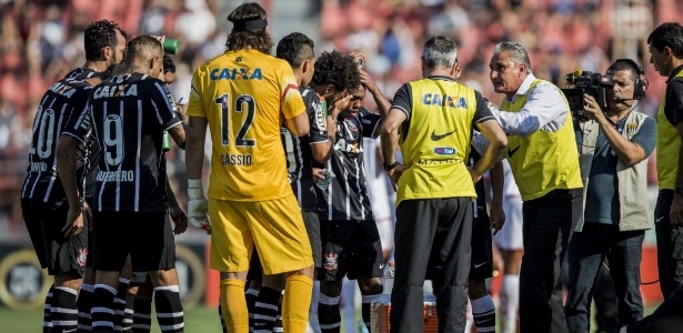 Tite orienta time do Corinthians durante parada técnica para reidratação no jogo em Itu - Adriano Vizoni/Folhapress