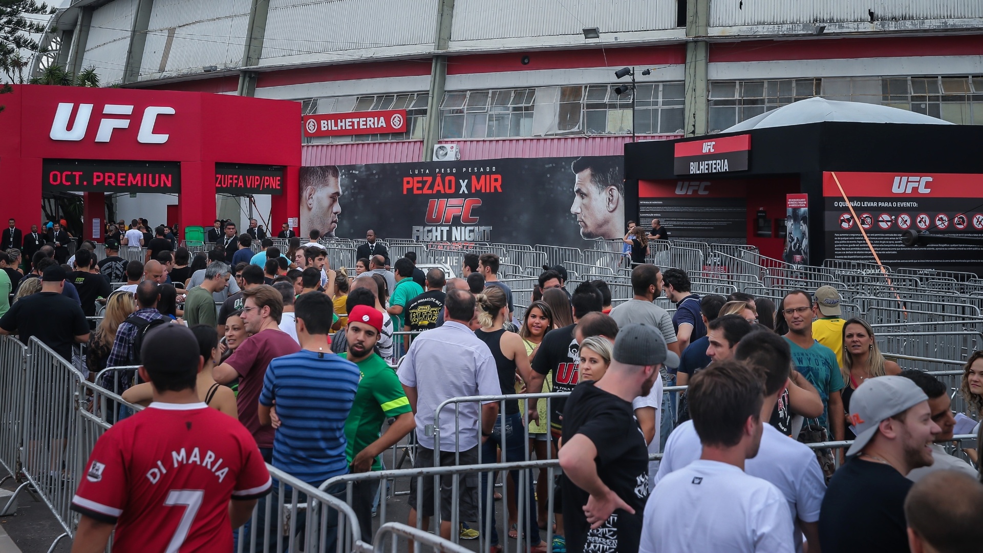 Torcedores marcam presença no Gigantinho, para a primeira edição do UFC em Porto Alegre, com Antonio Silva x Frank Mir fazendo a luta principal, na categoria pesado - Jefferson Bernardes/inovafoto
