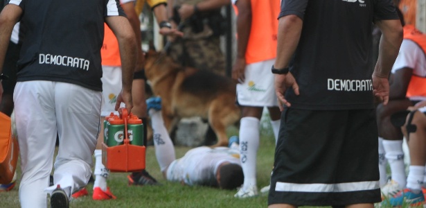 Atacante João Paulo, do Democrata, foi mordido por cachorro da Polícia Militar em jogo do Campeonato Mineiro - Leonardo Morais/ Estadão&nbsp;conteúdo