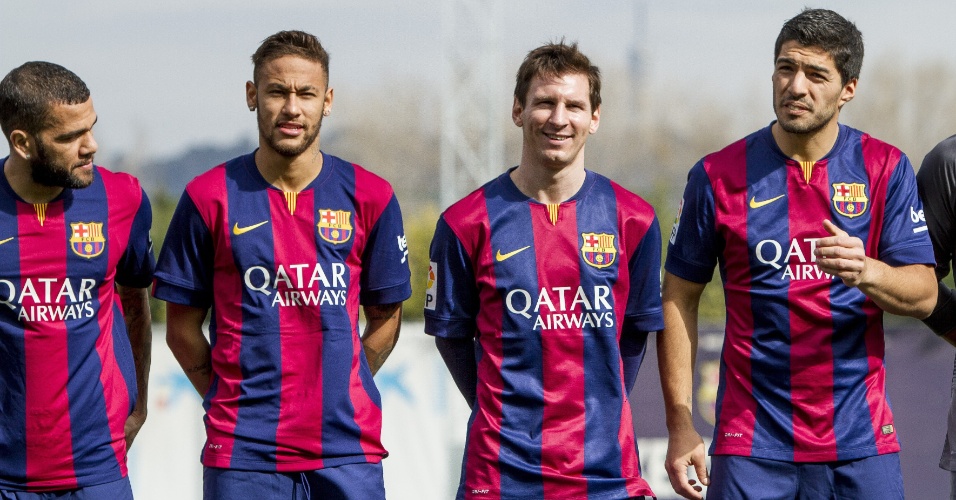 Daniel Alves, Neymar, Lionel Messi e Luis Suárez posam para foto em lançamento de patrocínio do Barcelona