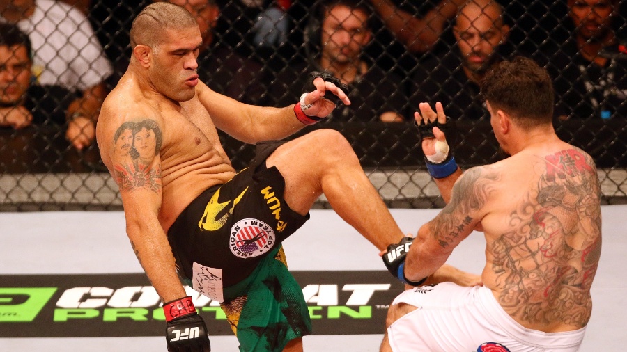 Pezão tenta um chute frontal contra Frank Mir em luta pelo UFC - Lucas Uebel/inovafoto