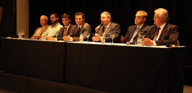 Com o microfone na mão, presidente do Coritiba, Rogério Bacellar, fala em coletiva - Divulgação/Coritiba